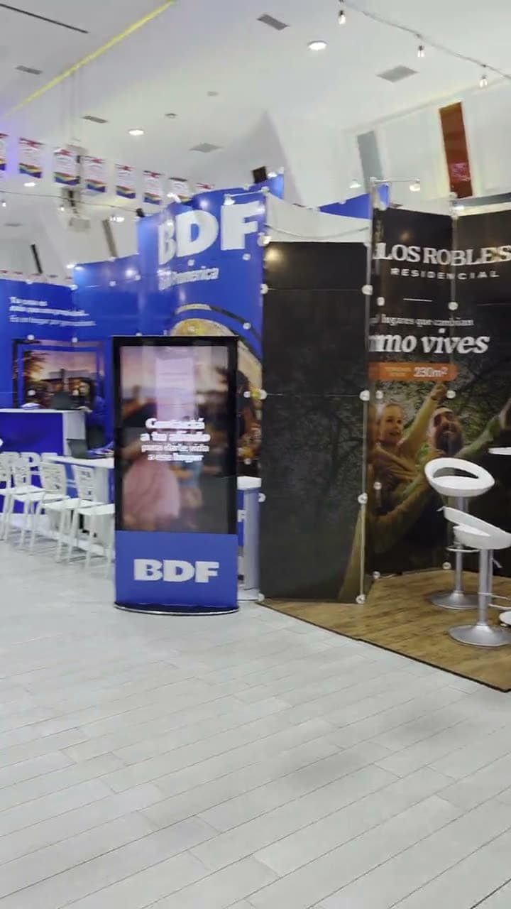 El stand de Bhumi listo antes de abrir, con la pantalla de planes de pago
