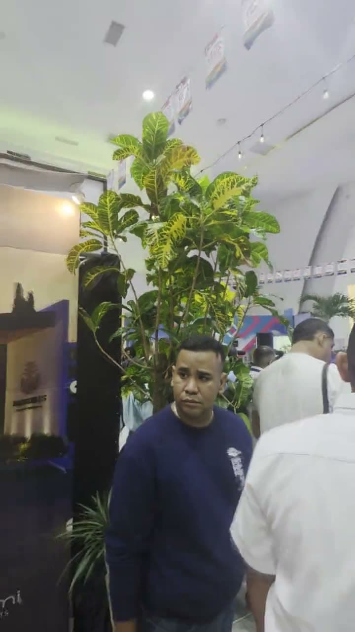Acto de inauguración de la feria frente a la pantalla con la bandera de Nicaragua