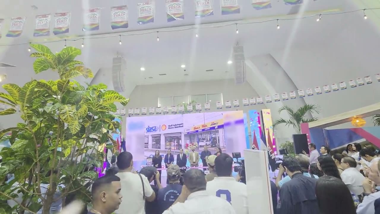 Corte de cinta de la 8va Feria Nacional de la Vivienda