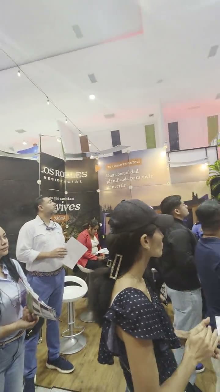 Recorrido inaugural por los stands, acompañado por la prensa