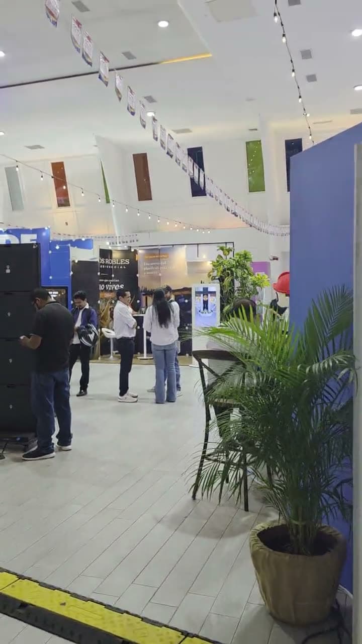 Recorrido por el pabellón con el stand de Los Robles Residencial al fondo