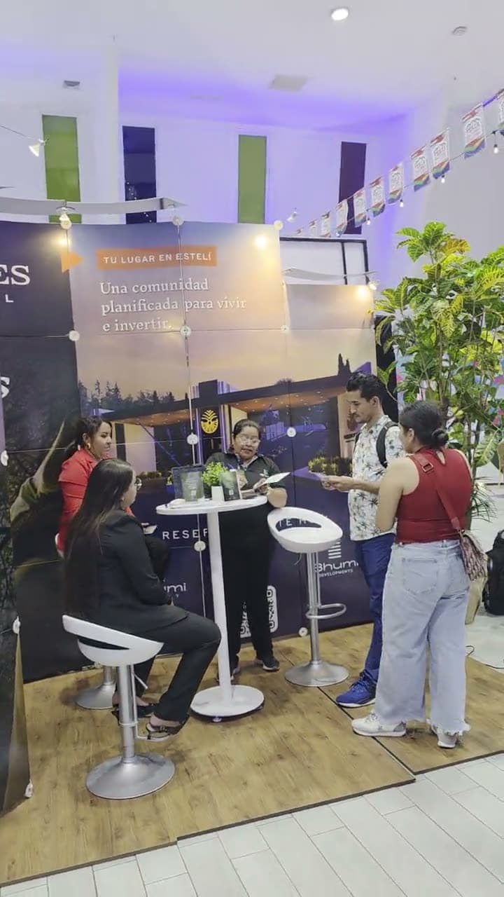 El equipo de Bhumi atendiendo a varios visitantes a la vez en el stand