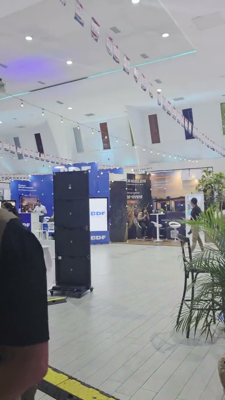 Recorrido por los stands de otros proyectos de vivienda de la feria